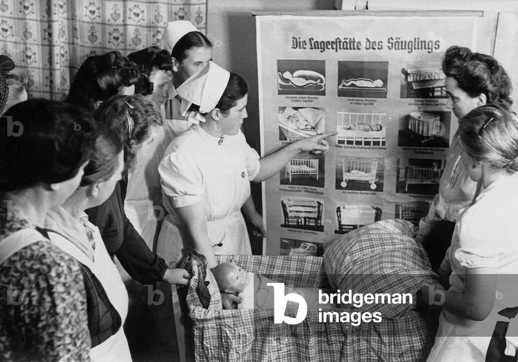 Mother training course of the 'NS-Frauenschaft' [National Socialist Women's League], 1943 (b/w photo)