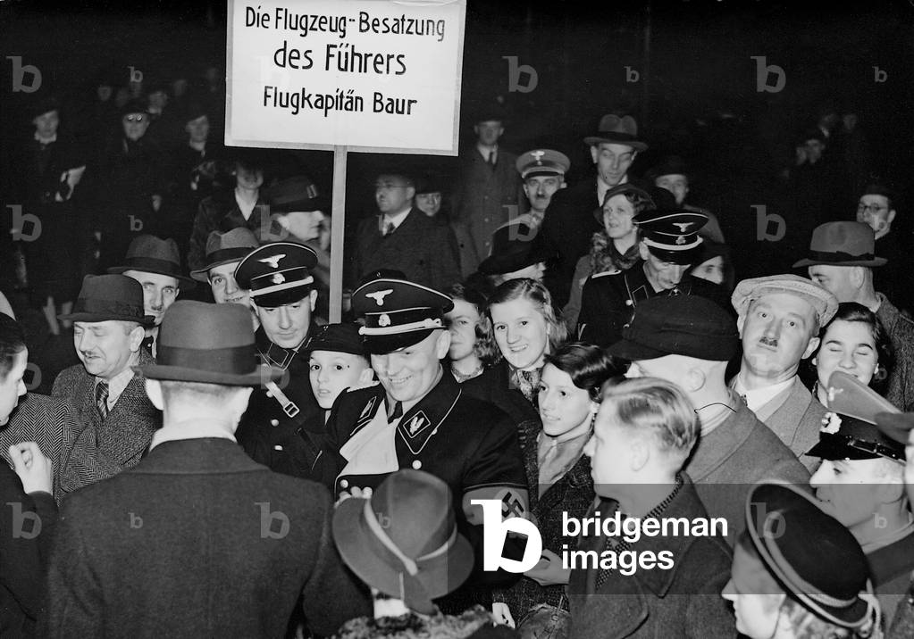Hans Baur and his crew at a fundraising, 1937 (b/w photo)