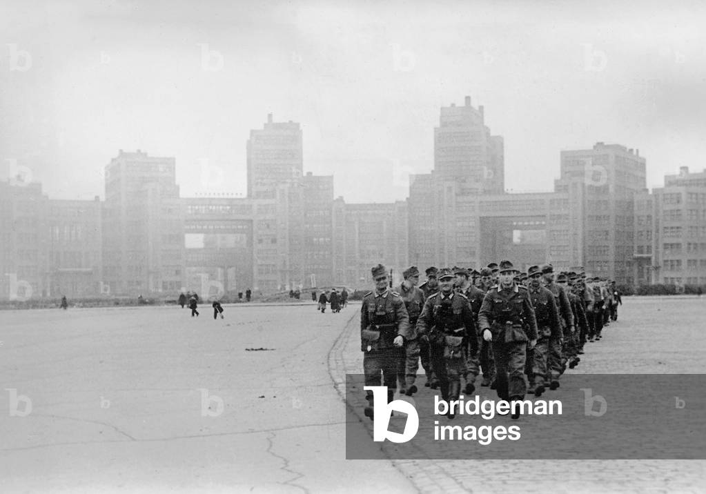German mountain troops in Kharkov, 1941 (b/w photo)