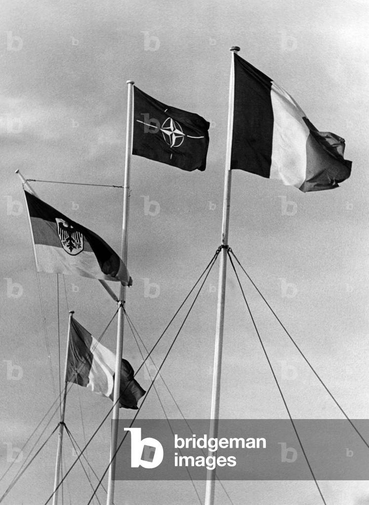 Flags of NATO and its members, 1958/1959 (b/w photo)