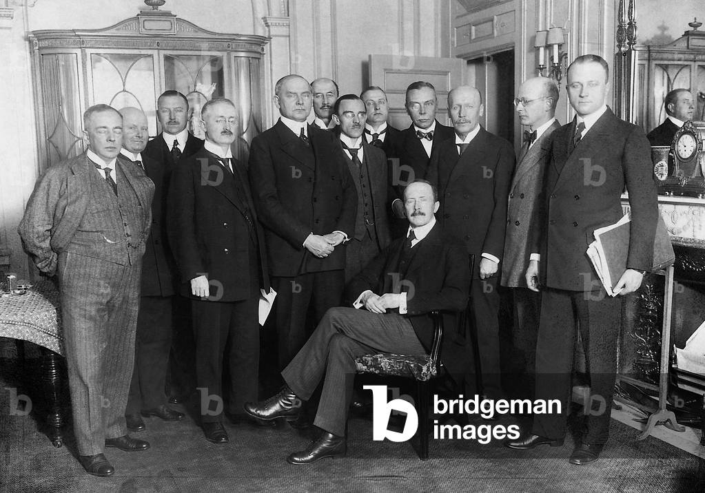 Walter Simons with his delegation after the Entente conference in London, 1921 (b/w photo)