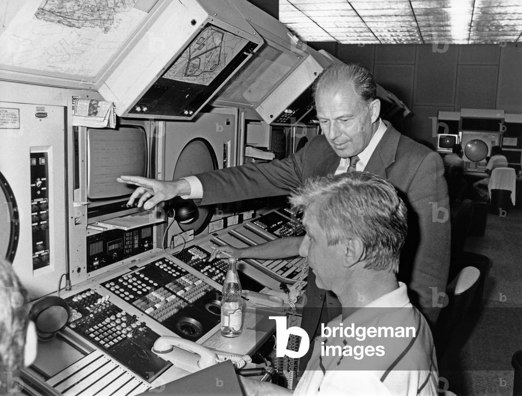 Federal Transport Minister Jürgen Warnke (CSU) with an air traffic controller in the tower of the airport Munich-Riem, 1988 (photo)