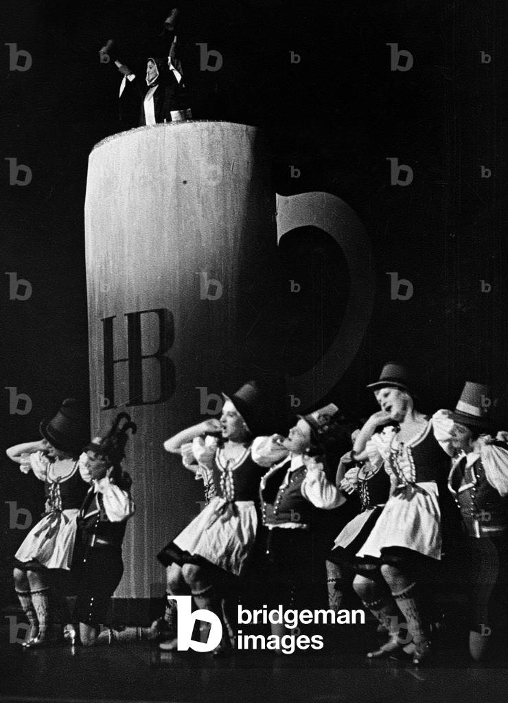 Mug of the Hofbraeu brewery in a play, 1936 (b/w photo)