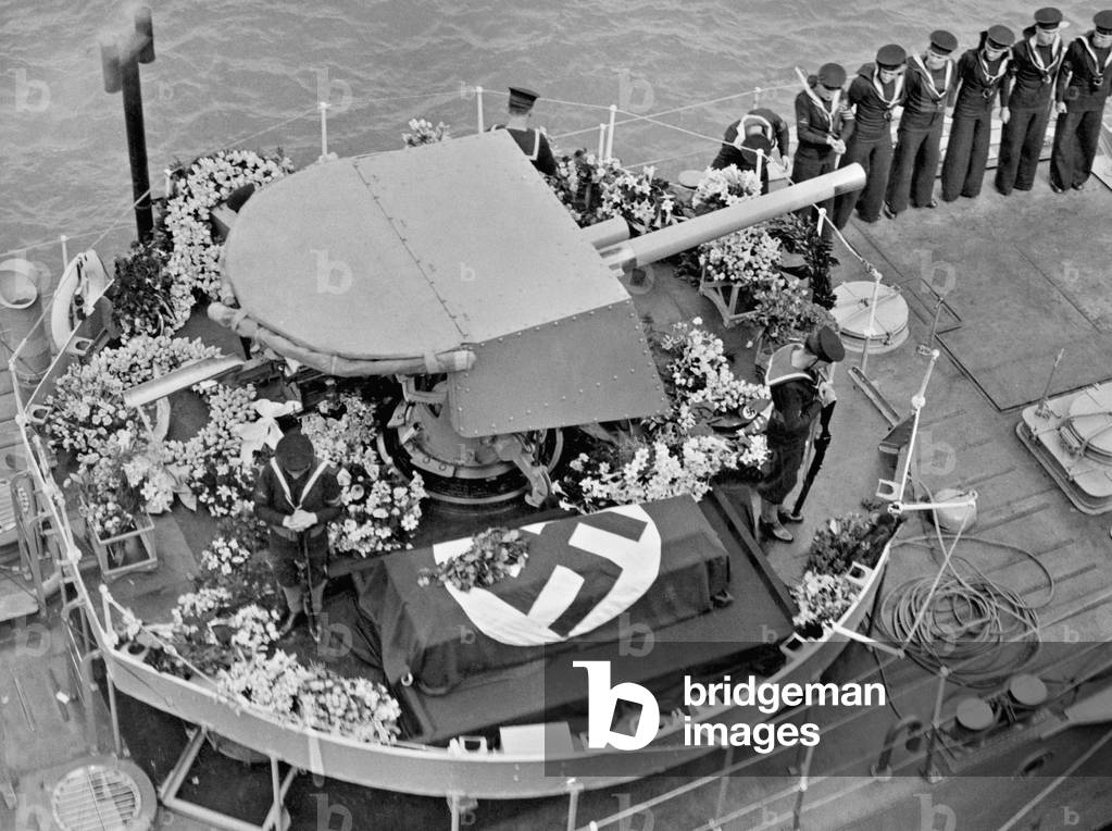 The coffin containing the body of the German ambassador in London on the way back to Germany, 1936 (b/w photo)