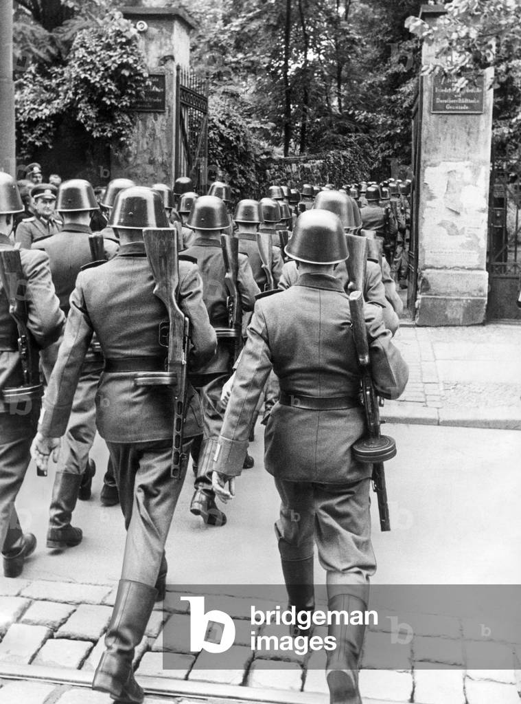 The people´s army marches due to the funeral of Bertold Brecht, 1956 (b/w photo)