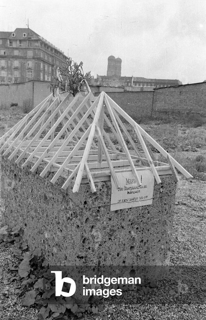Foundation stone of the Staatsbauschule in Munich, 1954 (b/w photo)