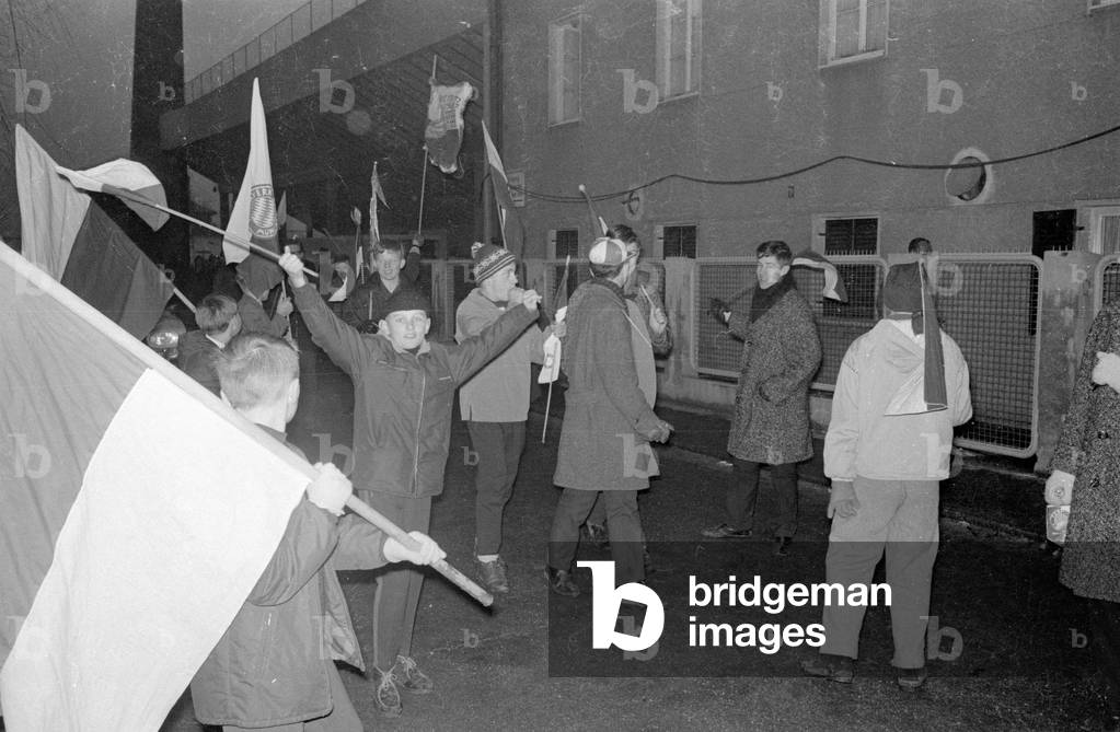 Football fans of FC Bayern, 1966 (b/w photo)
