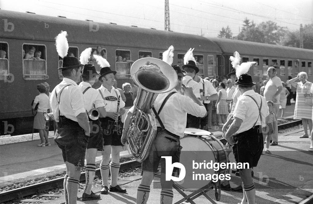 The Gebirgstrachtenerhaltungsverein Miesenbacher Ruhpolding, 1974 (b/w photo)