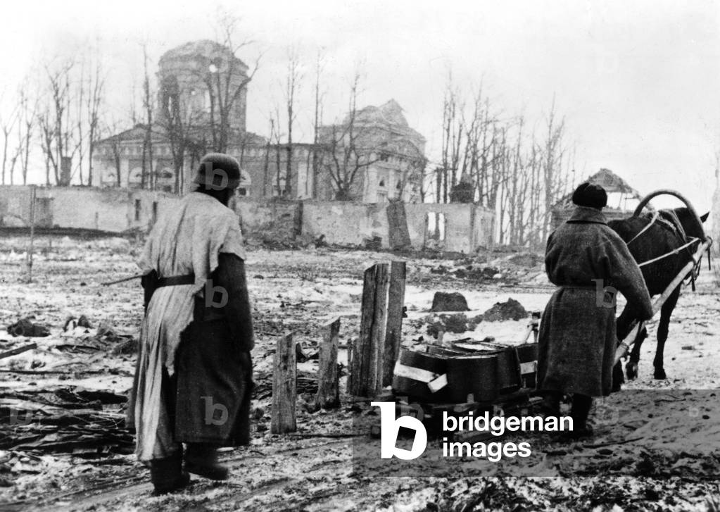 Supply sledges in Kholm, 1942 (b/w photo)