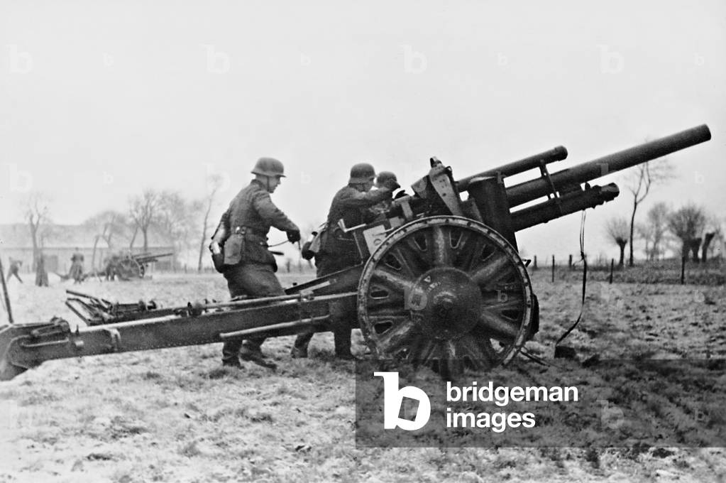 German light artillery, 1941 (b/w photo)