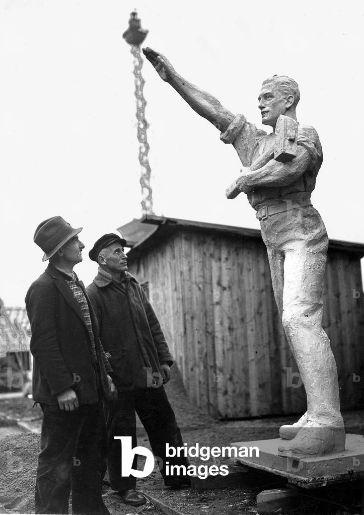 Model of the 'worker' by Prof. Jukoff (b/w photo)