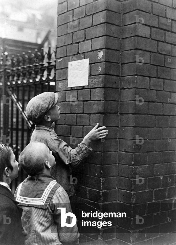 Children reading a telegram, 1914 (b/w photo)