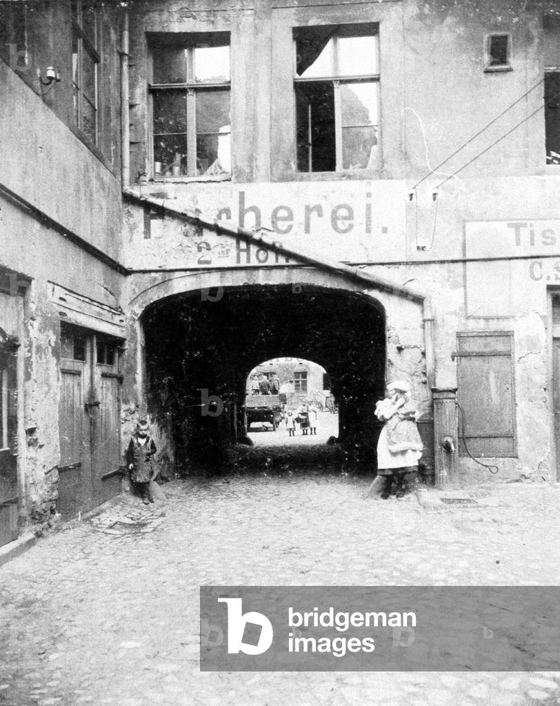 A characteristic residential and business building complex as they were found by the thousands in those areas of the capital, where the construction of new commercial buildings met with old tenements, Stralauer Strasse 42, Berlin, 1899 (b/w photo)