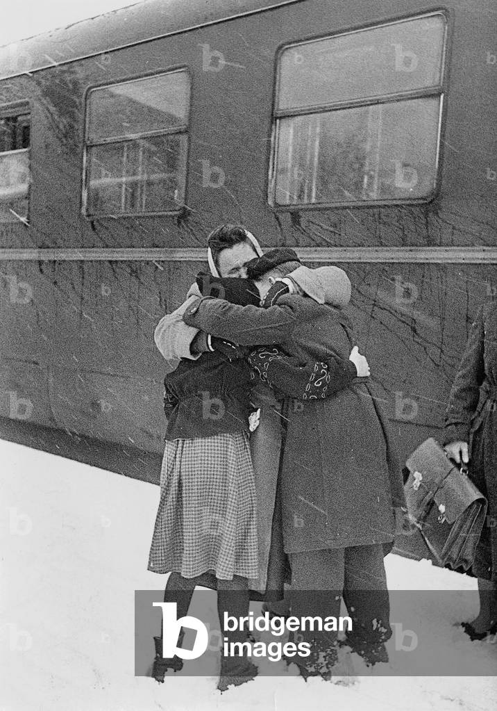 Family reunion in the Schirnding Station (b/w photo)