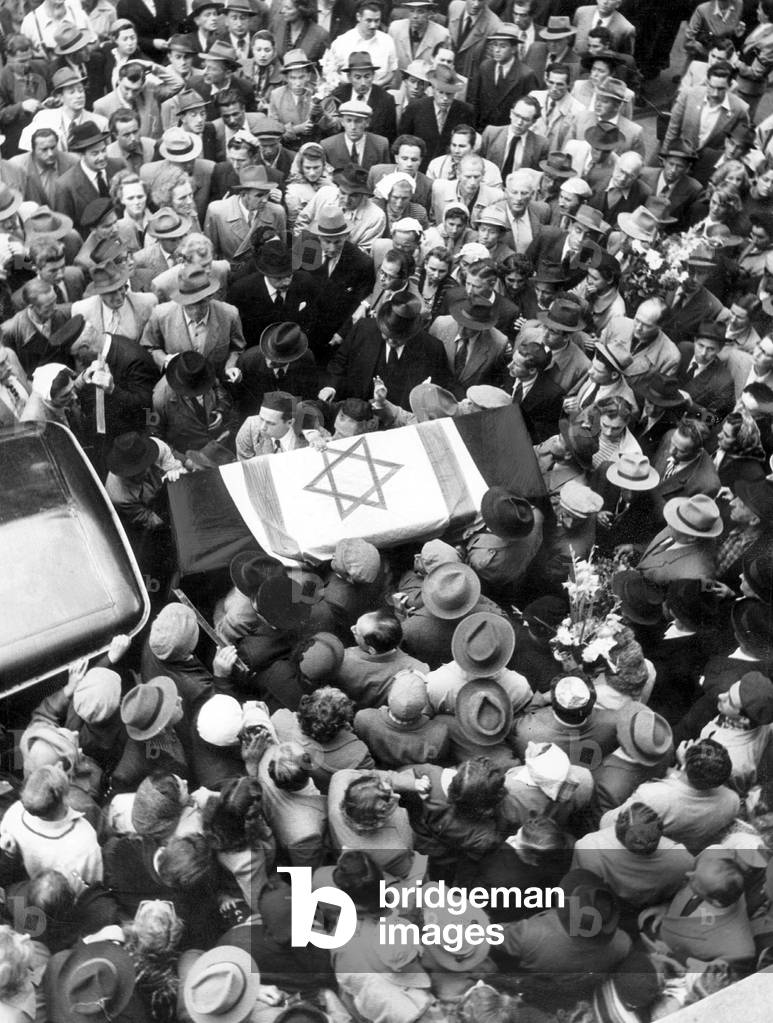 The coffin of Philipp Auerbach is transferred to the cemetery, 1952 (b/w photo)