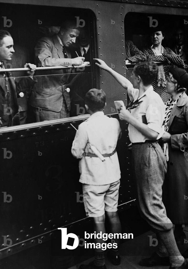 Fritz Szepan gives an autograph, 1934 (b/w photo)