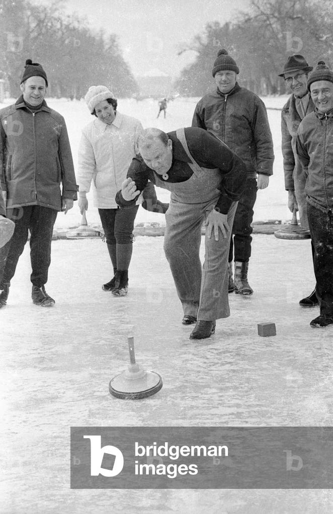 Dan Blocker from Bonanza curling, 1971 (b/w photo)