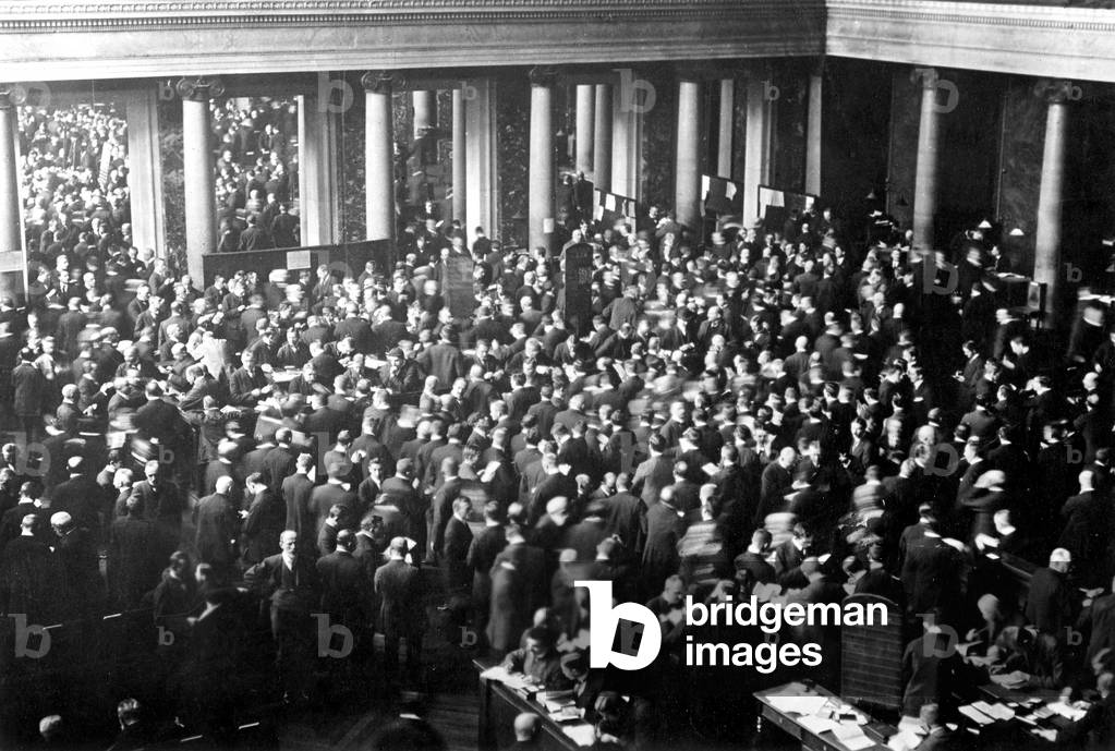Berlin stock market, 1914 (b/w photo)