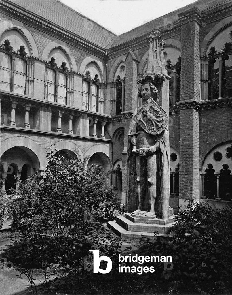 Roland in the Germanic National Museum, 1902 (b/w photo)