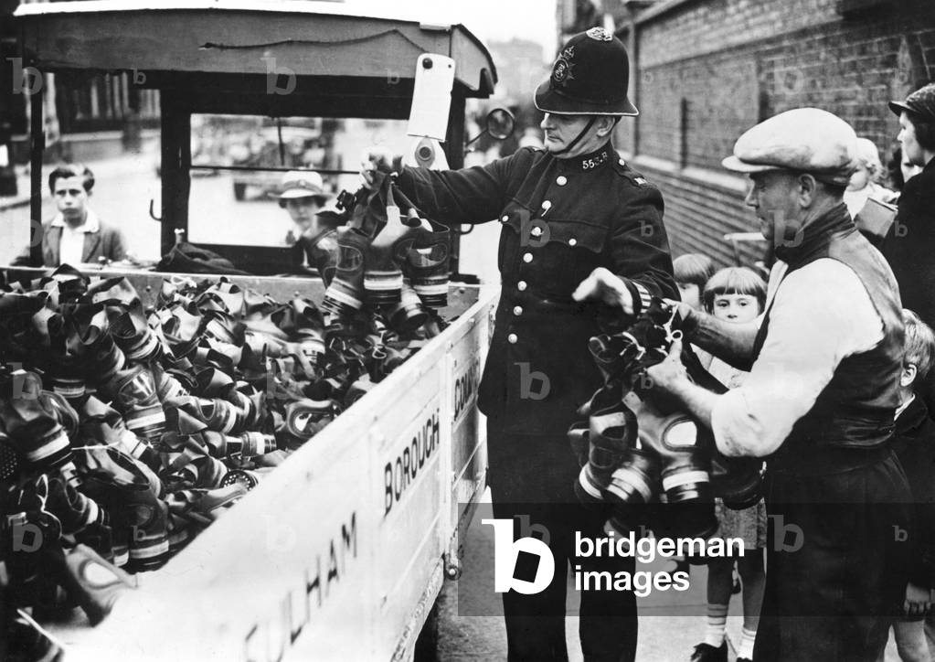 Distribution of breathing masks in London-Fulham, 1939 (b/w photo)