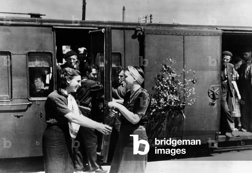 Return of the French refugees, 1940 (b/w photo)