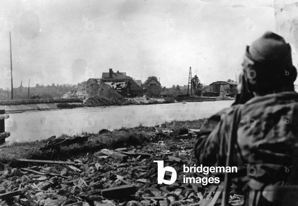 German recoinnaissance patrol in the Netherlands, 1944 (b/w photo)