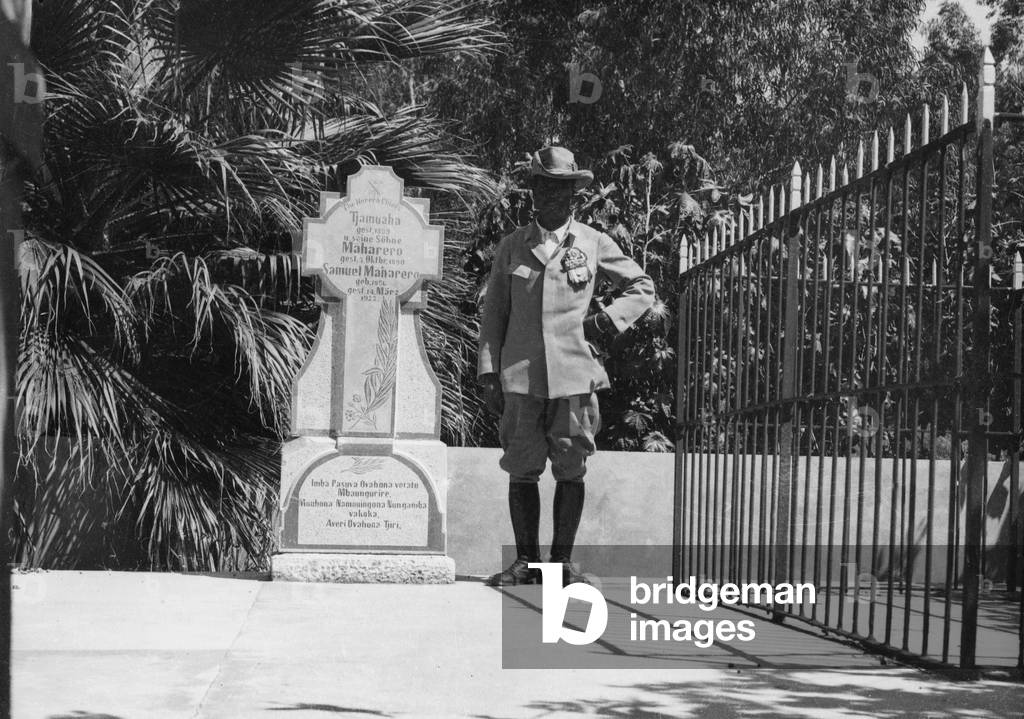 Veteran of the German colonial troops at the grave of Samuel Maharero. (b/w photo)