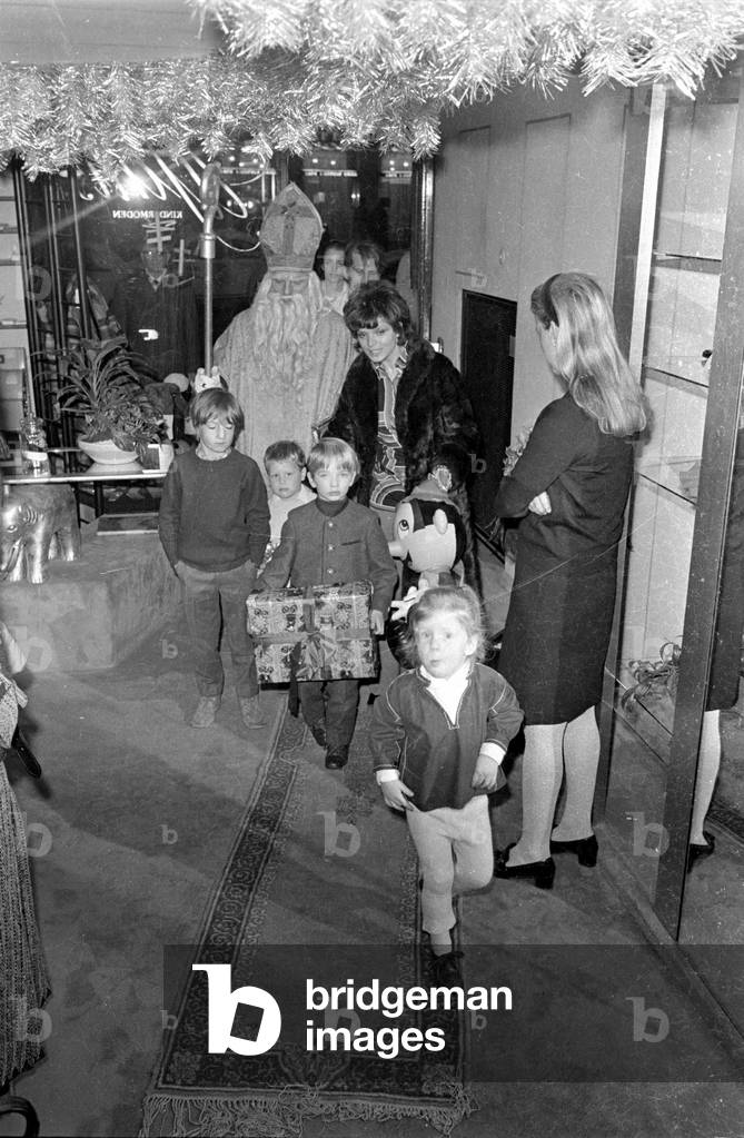 Visit of Santa Claus at the kids' clothing store of Uschi Glas, 1970 (b/w photo)
