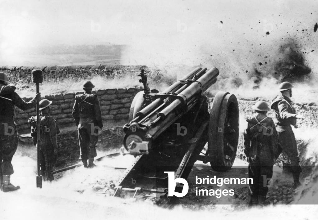 Anti-aircraft gun on the English coast, 1940 (b/w photo)