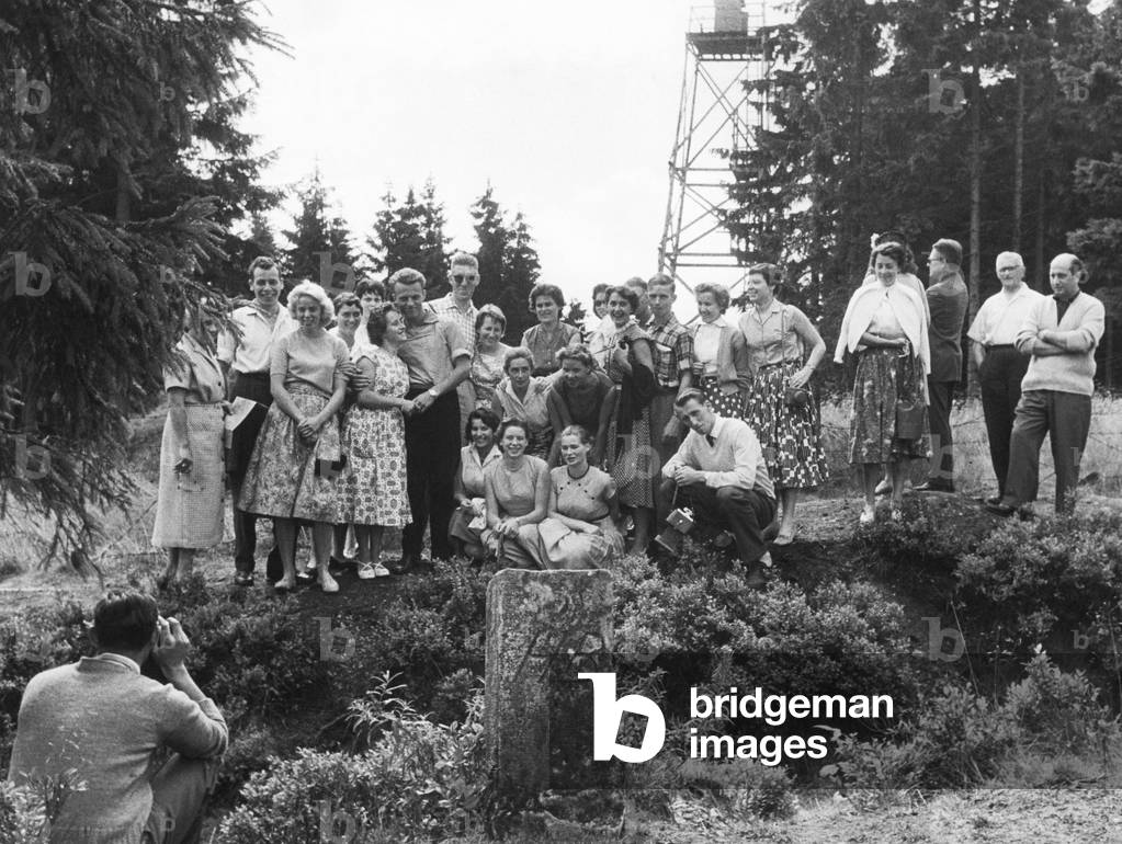 Tourists at the zonal border im Harz, 1958 (b/w photo)