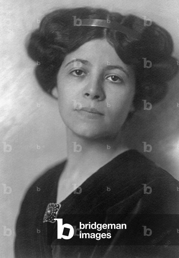 Puffed crown with gold hoops, 1911 (b/w photo)