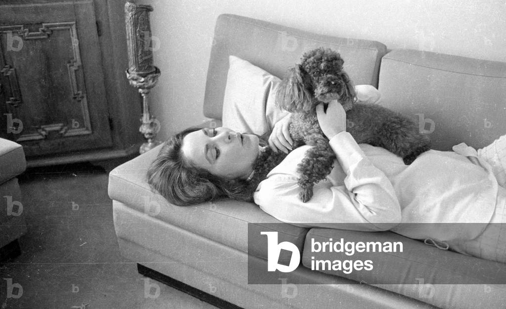 Karin Dor - home report, 1971 (b/w photo)