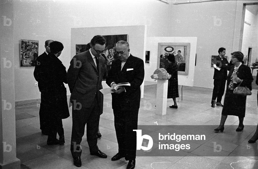 Presentation of the Burda Prize for Fine Arts in Munich, 1963 (b/w photo)