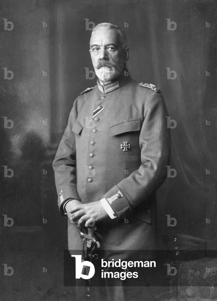 Theobald von Bethmann-Hollweg, 1916 (b/w photo)