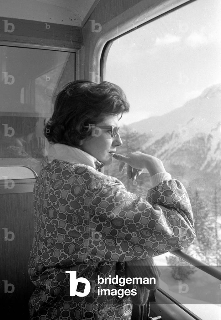 Soraya in a gondola on the way to the piste, 1959 (b/w photo)
