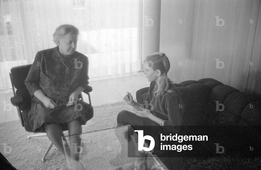 Luise Erhard in Bonn, 1964 (b/w photo)