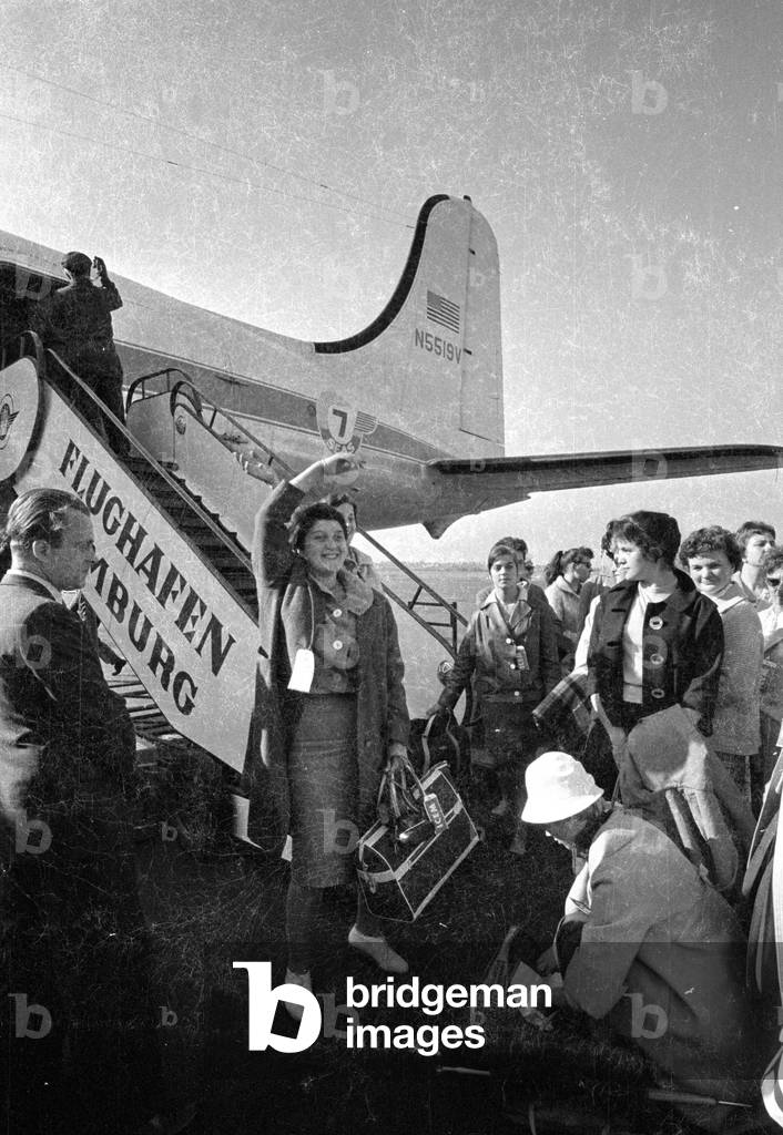 Young German women emigrate to Australia, 1959 (b/w photo)