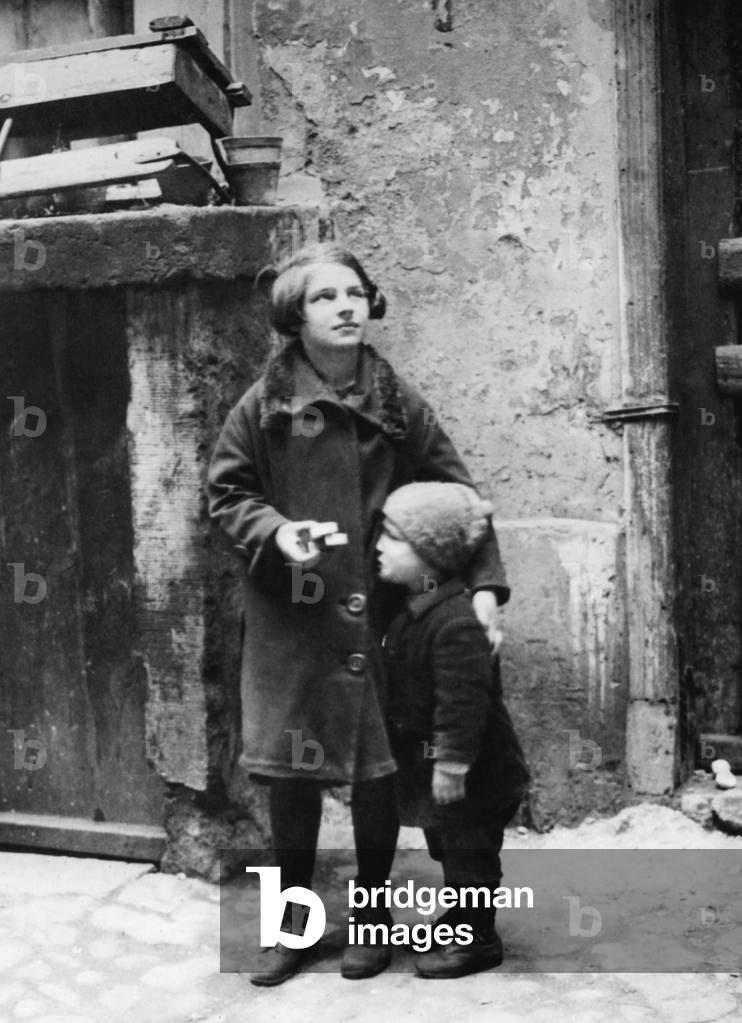 Begging children, 1920 (b/w photo)