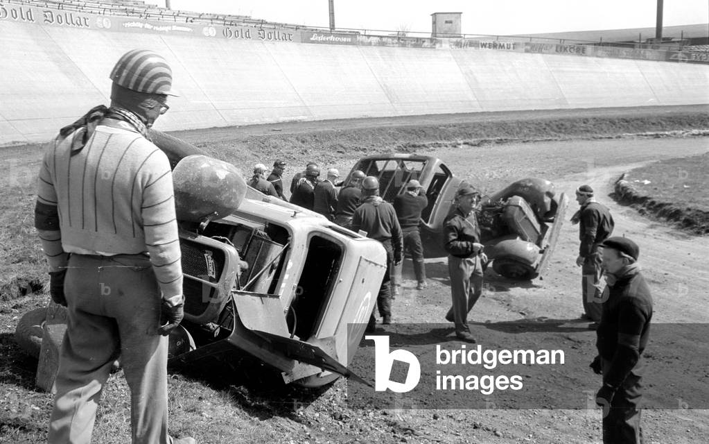 Drivers and helpers overturn cars after rollover, 1954 (b/w photo)