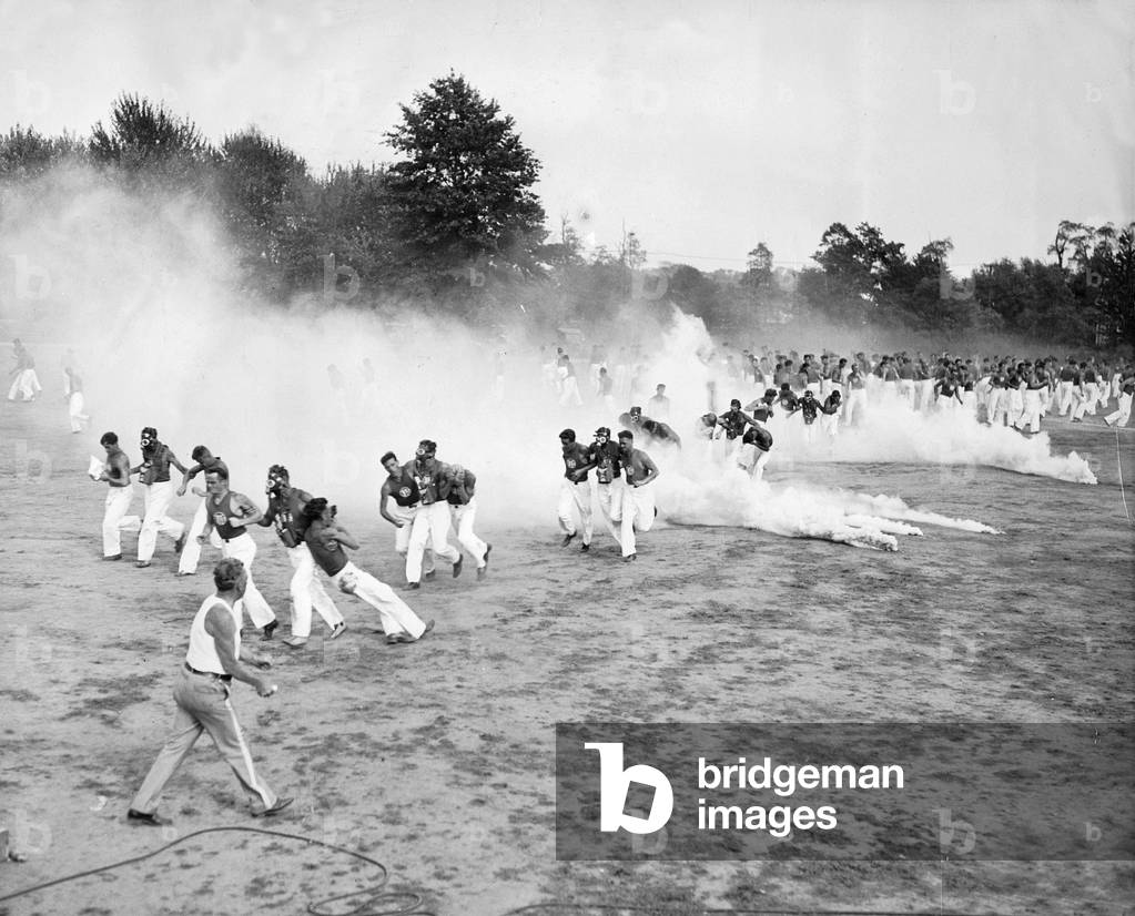 Tear gas exercise of the New York police on City Iceland, 1931 (b/w photo)