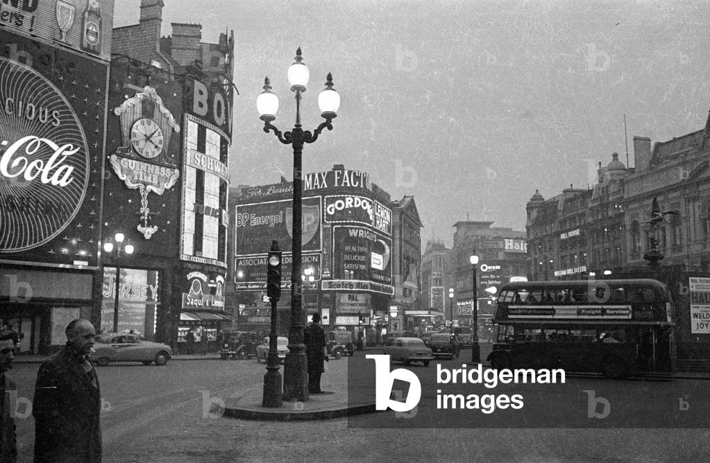 The Piccadilly Circus in London, 1960 (b/w photo)