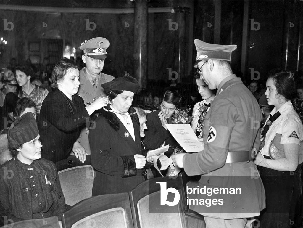 The presentation of the Mother Cross in Berlin, 1941 (b/w photo)