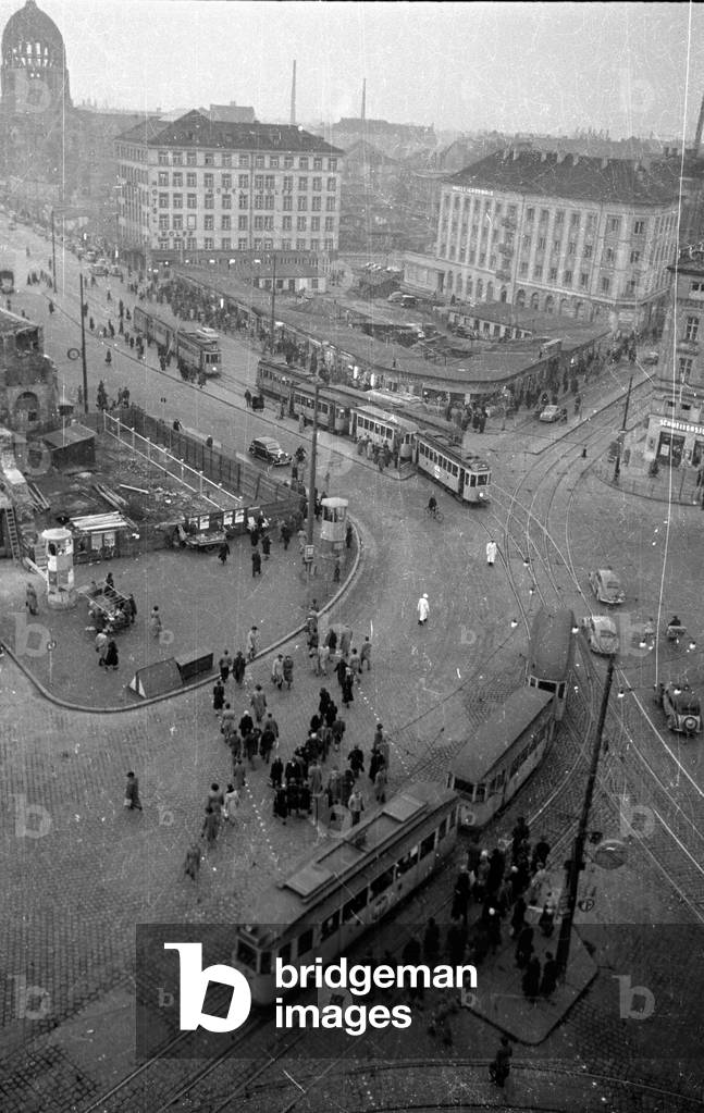 The intersection on the north side of the Central Station in Munich (Muenchen Hauptbahnhof), 1953 (b/w photo)