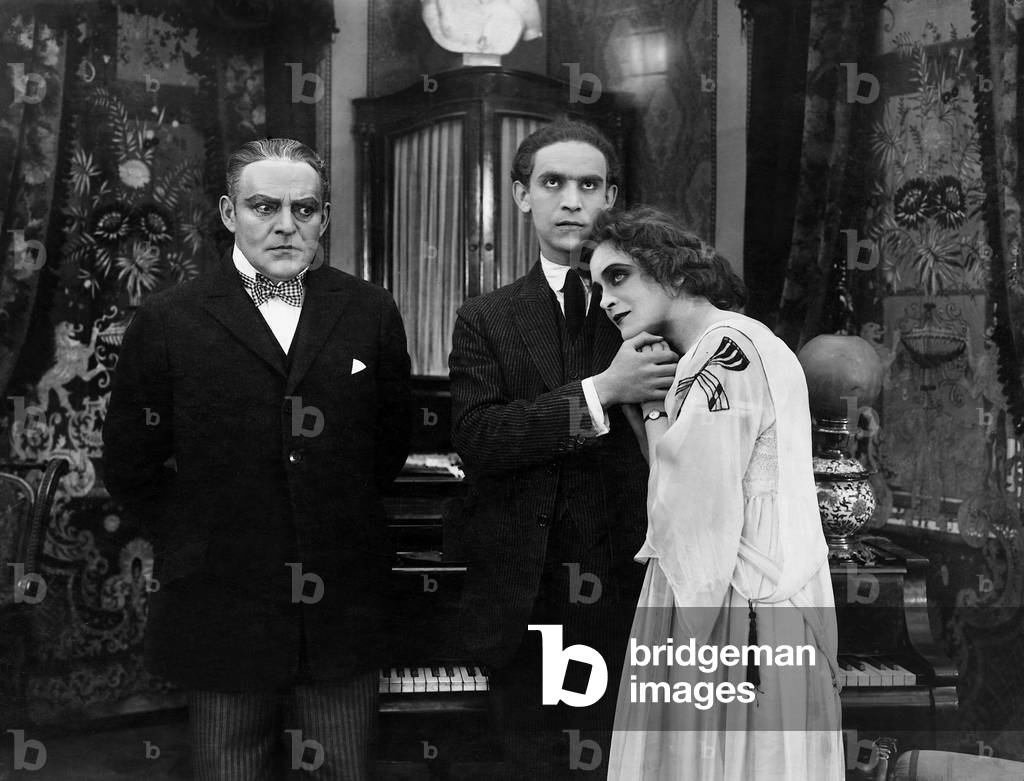 Hermann Vallentin, Ernst Deutsch and Edith Posca in 'Sein ist das Gericht', 1922 (b/w photo)