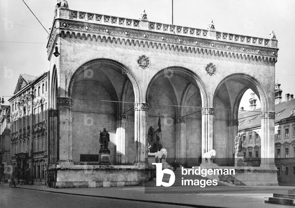 The Feldherrnhalle in Munich (b/w photo)