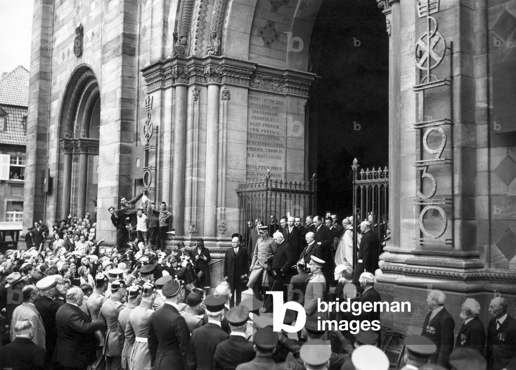 Reich president Hindenburg at the Cologne Cathedral, 1930