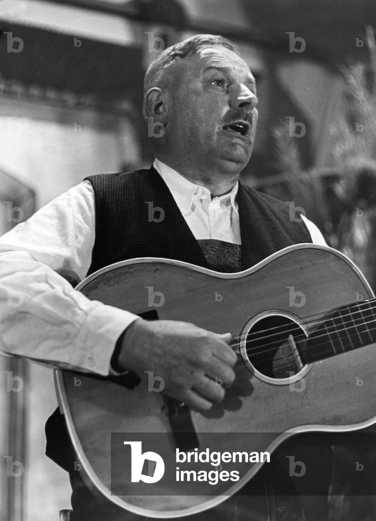 Roider Jackl performs at the Salvatorprobe (Salvator tasting), 1957 (b/w photo)