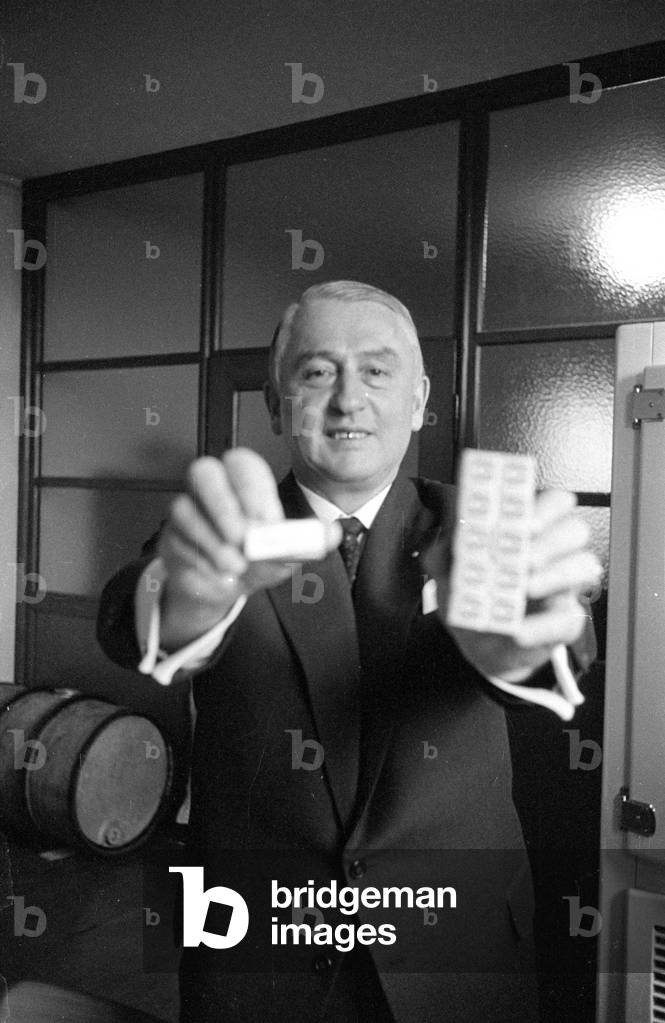 Influenza vaccine, 1960 (b/w photo)