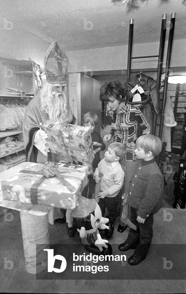 Visit of Santa Claus at the kids' clothing store of Uschi Glas, 1970 (b/w photo)