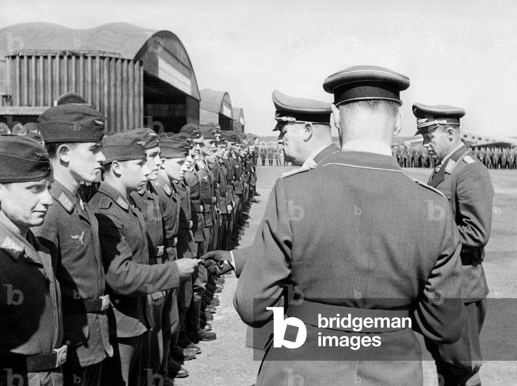 Hugo Sperrle confers military awards to members of the ground crew, 1940 (b/w photo)